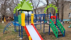 На территории детсада в селе Спасском установили новую детскую площадку