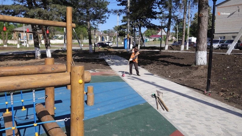 Подрядчик приступает к установке игрового комплекса на аллее в Грачёвке