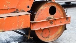 Дорогу в селе Грачёвского округа обновляют по нацпроекту