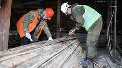 Крыши двух домов отремонтировали в Грачёвском округе