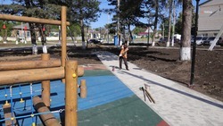 Подрядчик приступает к установке игрового комплекса на аллее в Грачёвке