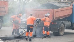 Подрядчик завершает ремонт дороги в Кугульте