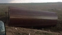 В Грачёвском округе ветер повредил остановки и повалил знаки 